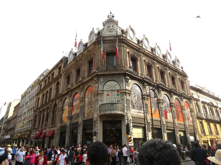 Façade de l’Edificio La Esmeralda, qui abrite le Museo del Estanquillo, rue Madero à Mexico