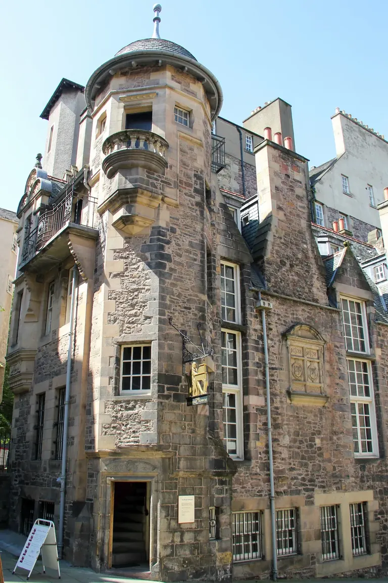 Lady Stair’s House, demeure de ville du XVIIe siècle située dans Lady Stair’s Close, qui abrite The Writers’ Museum, à Édimbourg