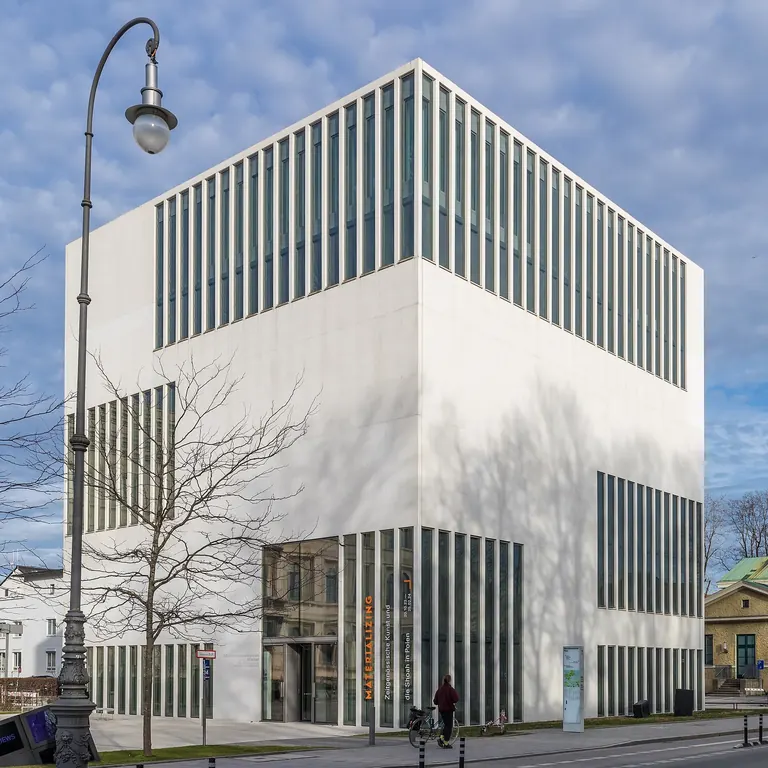 Vue extérieure du NS-Dokumentationszentrum München, bâtiment blanc en forme de cube dans le quartier de Maxvorstadt