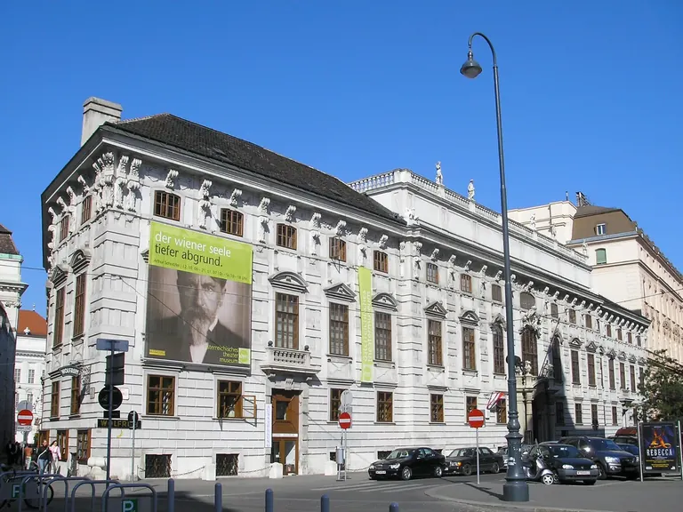 واجهة باروكية لقصر Palais Lobkowitz في Lobkowitzplatz بفيينا، مقر Theatermuseum