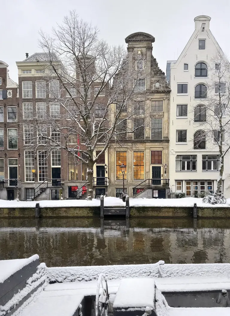 Les façades sur le canal des deux maisons du XVIIe siècle de Huis Marseille, sur le Keizersgracht, à Amsterdam