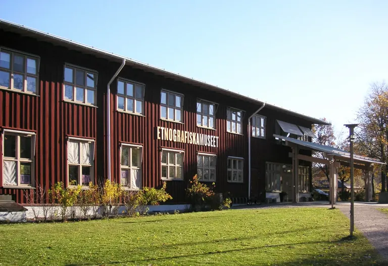 Vue extérieure de l’Etnografiska museet, le musée d’ethnographie, dans le parc des musées de Stockholm