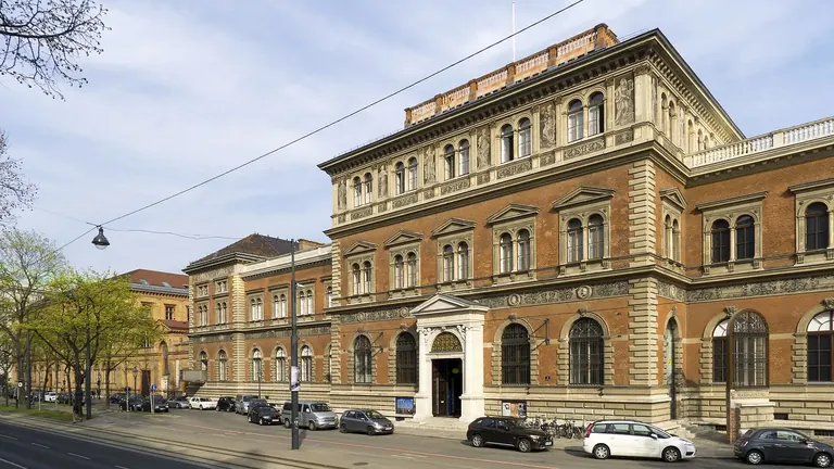 واجهة بطراز النهضة الجديدة لمتحف MAK – Museum of Applied Arts على Stubenring في فيينا
