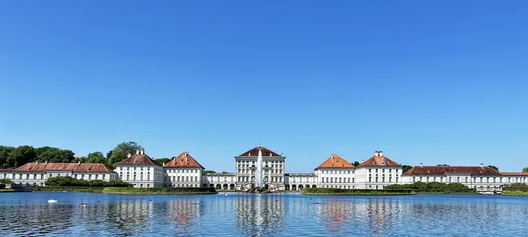 Vue extérieure en grand angle de la façade baroque du château de Nymphenburg, à Munich