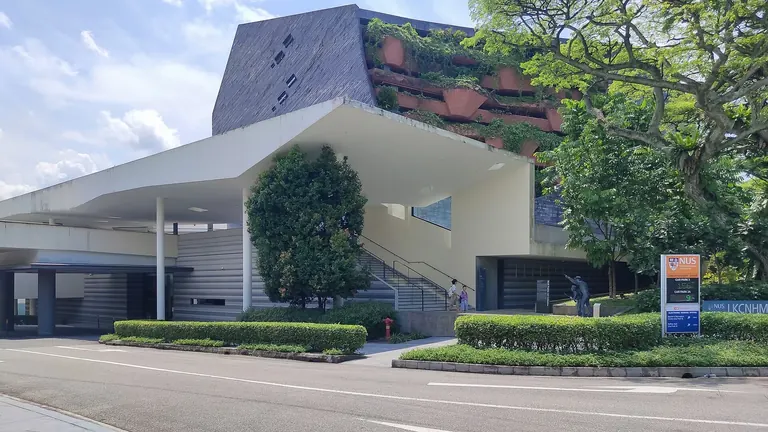 Façade principale du Lee Kong Chian Natural History Museum, sur le campus de Kent Ridge de la NUS