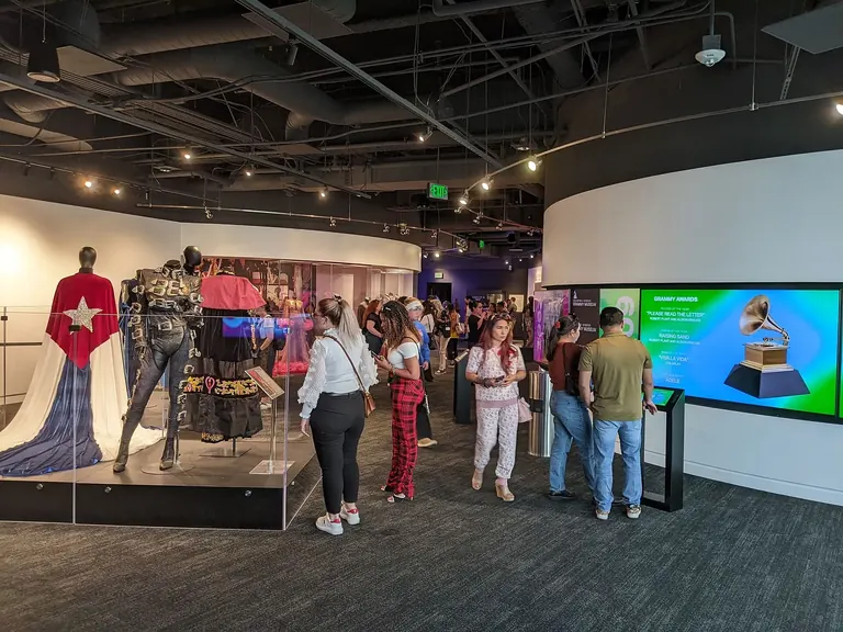 Extérieur du bâtiment du GRAMMY Museum, à L.A. LIVE, dans le centre-ville de Los Angeles