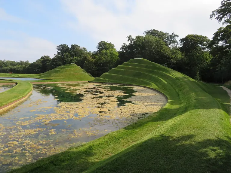 Les reliefs herbeux Cells of Life de Charles Jencks et les lacs, à l’entrée de Jupiter Artland