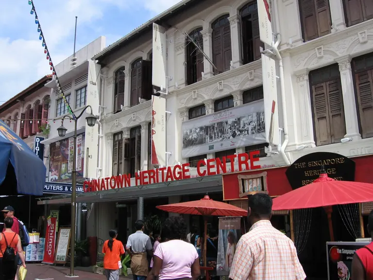 Boutiques-maisons restaurées, aux façades ocre et crème, dans Pagoda Street, qui abritent le Chinatown Heritage Centre