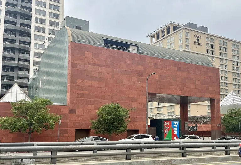 Façade en grès rouge du MOCA Grand Avenue, conçu par Arata Isozaki, vue depuis Grand Avenue, dans le centre-ville de Los Angeles