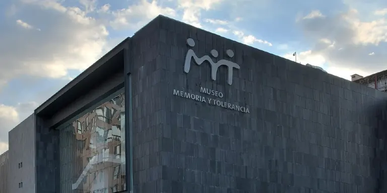 Extérieur du Museo Memoria y Tolerancia, sur la Plaza Juárez, à Mexico
