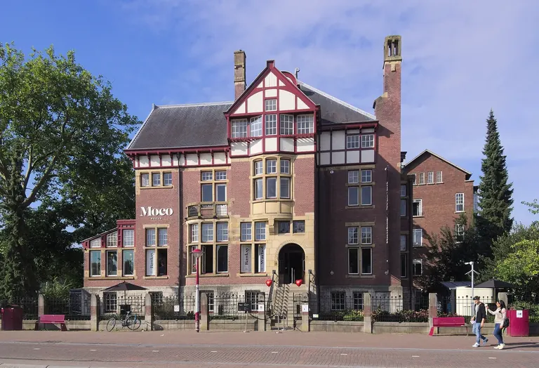 Extérieur du Moco Museum, installé dans la maison de ville Villa Alsberg, construite en 1904, sur le Museumplein à Amsterdam