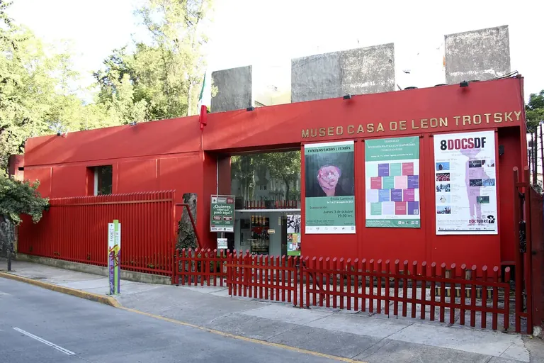 Façade du Museo Casa de León Trotsky, sur le Río Churubusco, à Coyoacán