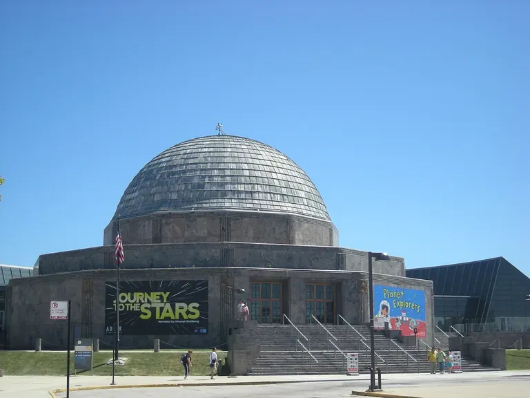 La rotonde Art déco de l’Adler Planetarium, sur le Museum Campus de Chicago