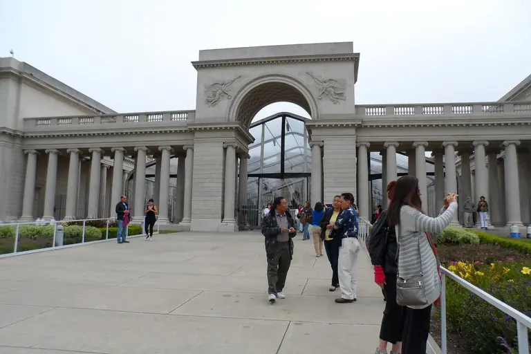L’entrée à colonnade et la Cour d’honneur du musée Legion of Honor, dans Lincoln Park, à San Francisco