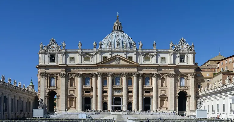 Façade principale de la basilique Saint-Pierre vue depuis la place Saint-Pierre, Rome