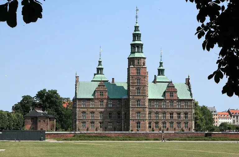 Η αναγεννησιακή πρόσοψη και οι πύργοι του Rosenborg Castle στην Κοπεγχάγη