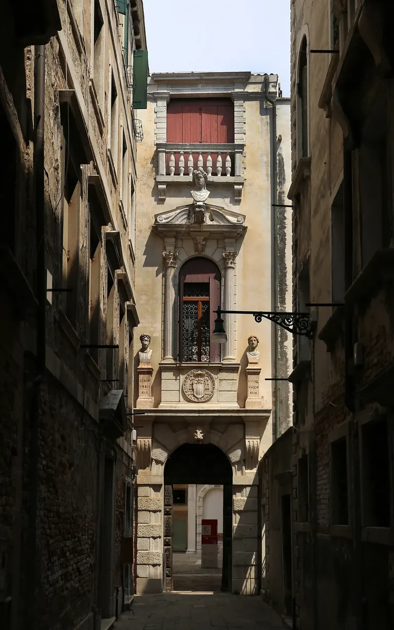 Portail Renaissance du Palazzo Grimani à Santa Maria Formosa, à Venise, surmonté de trois bustes romains