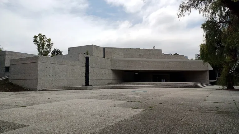 Extérieur du Museo Tamayo Arte Contemporáneo, bâtiment en béton à gradins dans le Bosque de Chapultepec, à Mexico