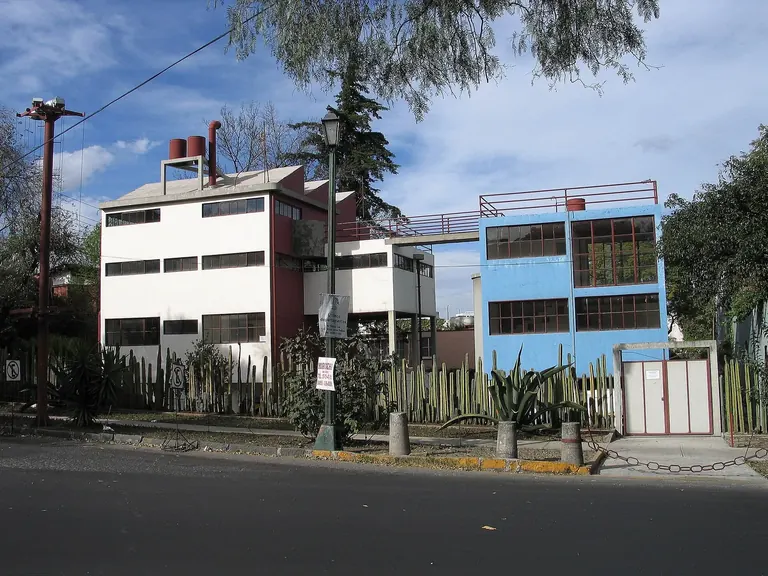 Les maisons-ateliers fonctionnalistes rouges et bleues de Diego Rivera et Frida Kahlo, à San Ángel, Mexico