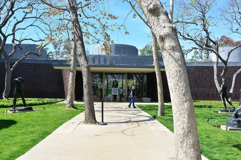 Entrée extérieure du Norton Simon Museum, dont la façade ondulante est recouverte de carreaux, à Pasadena