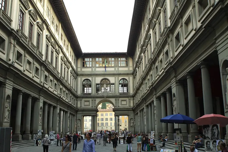 La cour de la Galleria degli Uffizi (Piazzale degli Uffizi), à Florence, en Italie