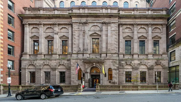 The sandstone Beacon Street facade of the Boston Athenæum at 10½ Beacon Street