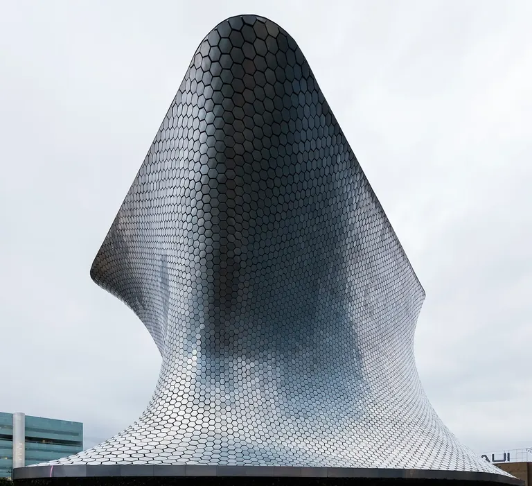 La façade incurvée en aluminium, ornée de carreaux hexagonaux, du Museo Soumaya Plaza Carso, à Mexico