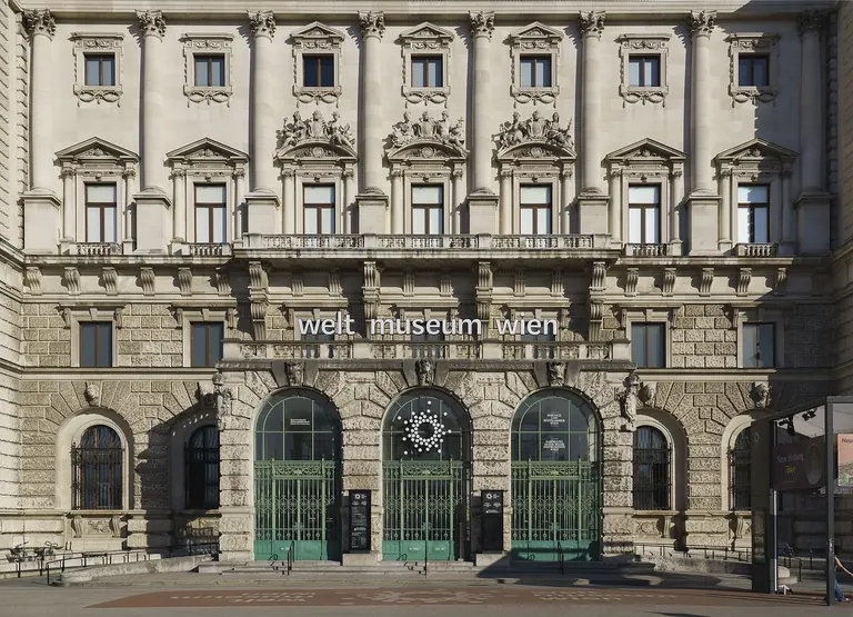 واجهة مدخل Weltmuseum Wien في Neue Burg على Heldenplatz، فيينا