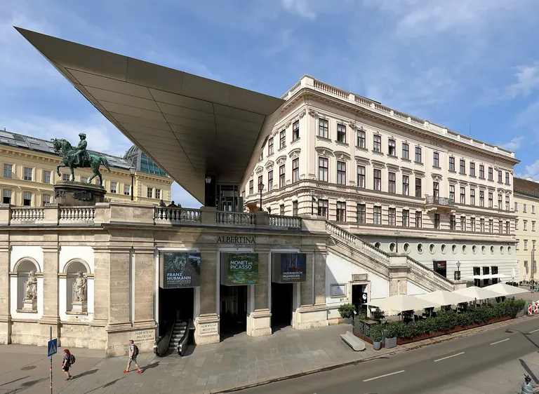 الواجهة الخارجية لقصر Albertina في Albertinaplatz، فيينا