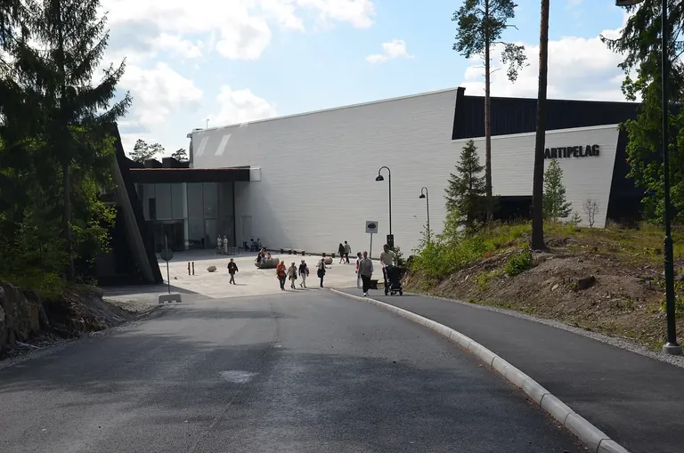 Entrée du musée d’art Artipelag, au milieu des pins, à Gustavsberg