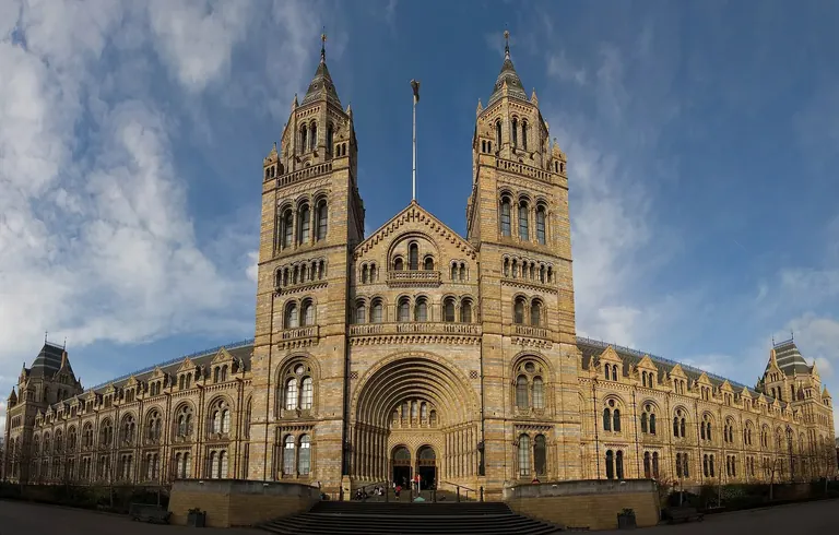 La façade romane du Natural History Museum