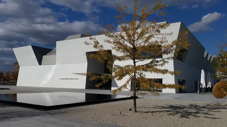 Façade de pierre blanche du Aga Khan Museum à Toronto