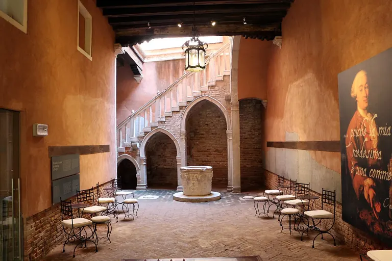 Cour gothique du Palazzo Centani, Casa di Carlo Goldoni, avec son puits et son escalier extérieur
