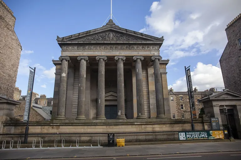 La façade néoclassique de Surgeons' Hall, sur Nicolson Street, à Édimbourg, conçue par William Henry Playfair