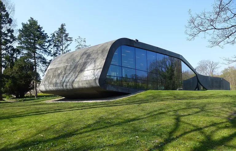 Η επέκταση από μαύρο σκυρόδεμα με λάβα της Zaha Hadid στο Ordrupgaard, Charlottenlund