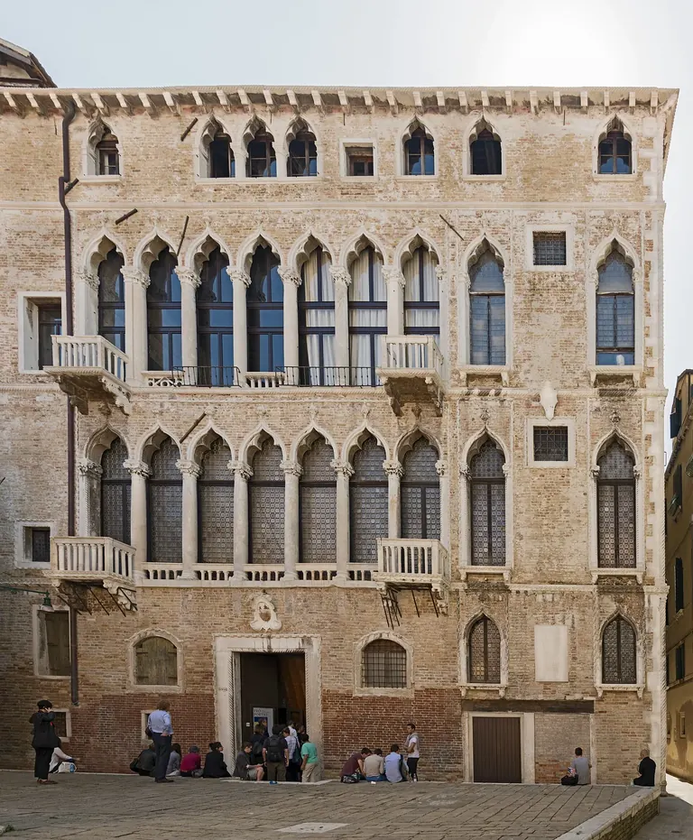 Façade gothique du Palazzo Fortuny (Palazzo Pesaro Orfei), sur le Campo San Beneto, à Venise