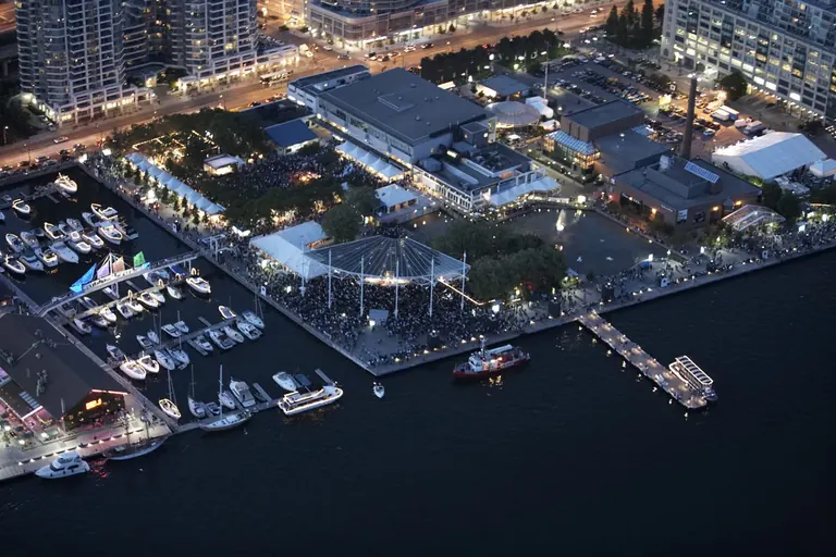 Vue aérienne du site du Harbourfront Centre, sur les rives du lac Ontario à Toronto, au crépuscule