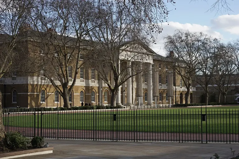 Le bâtiment du quartier général du Duke of York, qui accueille la Saatchi Gallery