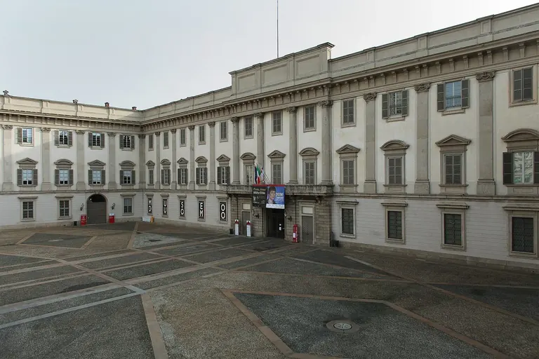 Vue de trois quarts de la façade néoclassique du Palazzo Reale, sur la Piazza del Duomo, à Milan