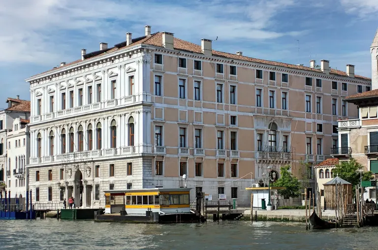 La façade de Palazzo Grassi donnant sur le Grand Canal, à Venise