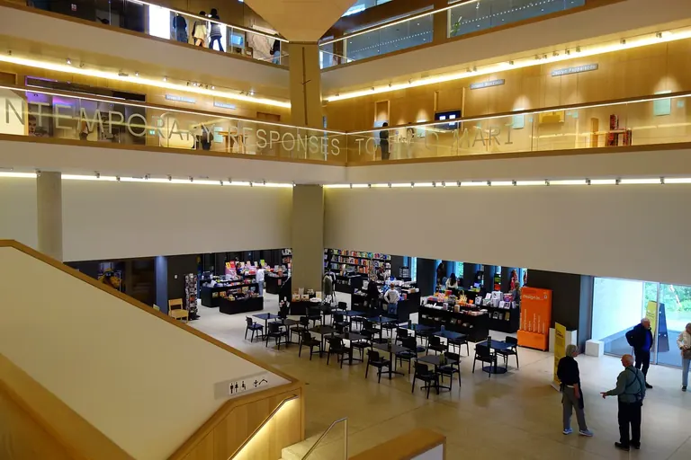 Le Design Museum, installé dans un bâtiment saisissant en paraboloïde hyperbolique à Kensington