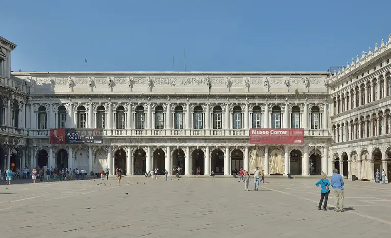 L’aile napoléonienne des Procuratie sur la Piazza San Marco, entrée du Museo Correr