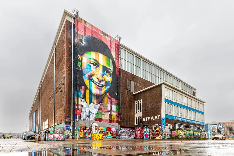 Extérieur du bâtiment-entrepôt du STRAAT Museum, sur le quai NDSM à Amsterdam, avec la fresque d’Eduardo Kobra représentant Anne Frank sur sa façade