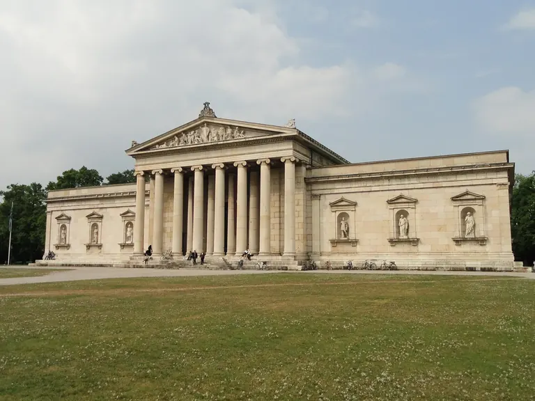 Façade néoclassique de la Glyptothek sur la Königsplatz, à Munich
