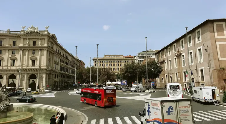 Le St. Regis Rome historique, ancien Grand Hotel, près de la Piazza della Repubblica, qui abrite Galleria Continua Roma