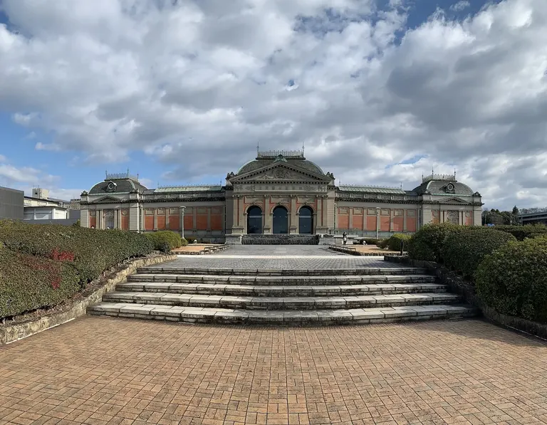 Bâtiment Meiji Kotokan Hall en briques rouges du Kyoto National Museum, vu depuis les marches du jardin