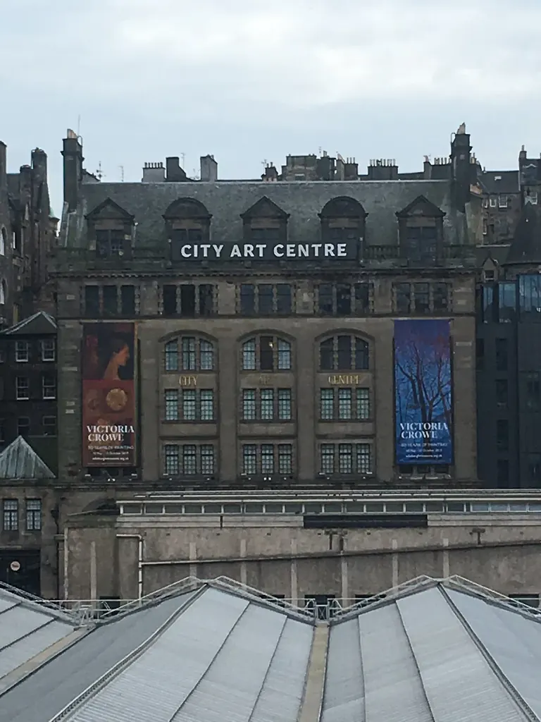 Extérieur du City Art Centre, situé Market Street à Édimbourg, avec des bannières d’exposition