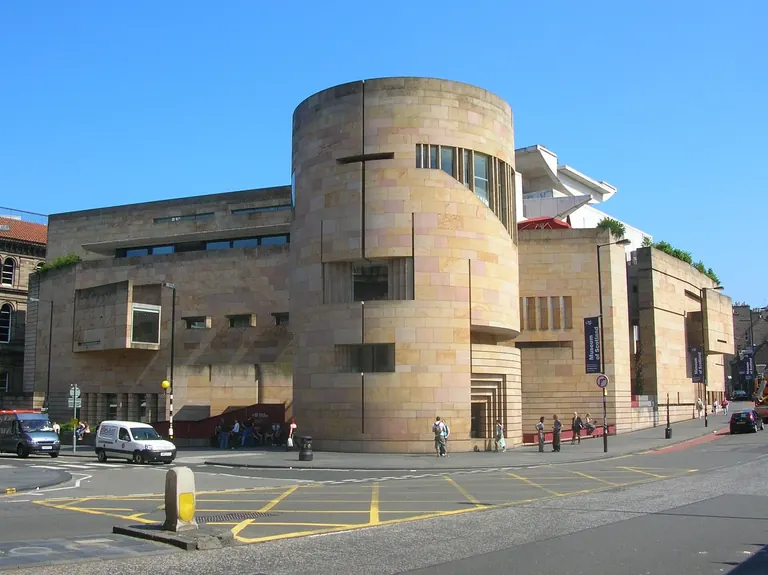 Façade en grès du bâtiment du Museum of Scotland, avec sa tour d’angle arrondie, sur Chambers Street, à Édimbourg