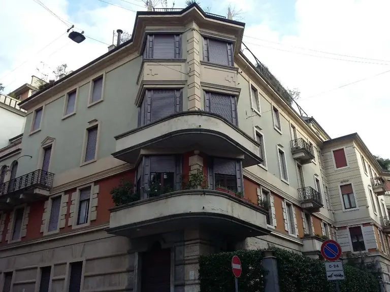 Façade d'angle avec bow-windows de l'immeuble Portaluppi, au 15 Via Jan, qui abrite la Casa Museo Boschi Di Stefano