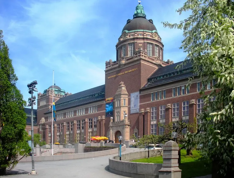 Façade en brique surmontée d’un dôme du Swedish Museum of Natural History, à Frescati, Stockholm